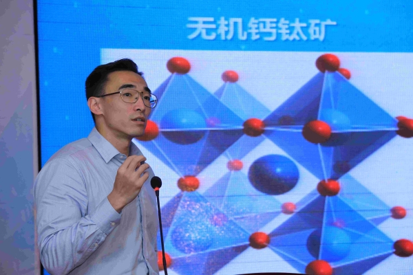 熊仁根教授在致辞中感谢了学校多年来对团队的大力支持,用"如果知识是