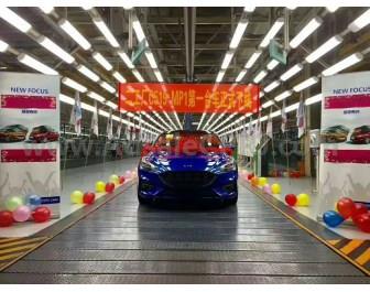 长安福特重庆主机厂内举行首辆新福克斯（New Focus, C519）的下线仪式，该车的门基板设计采用金发碳纤维公司研发的碳纤维复合材料解决方案。