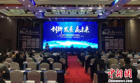 2019(第四届)中国轨道交通新材料产业高峰论坛在青岛市城阳区“动车小镇”启幕。 胡耀杰 摄