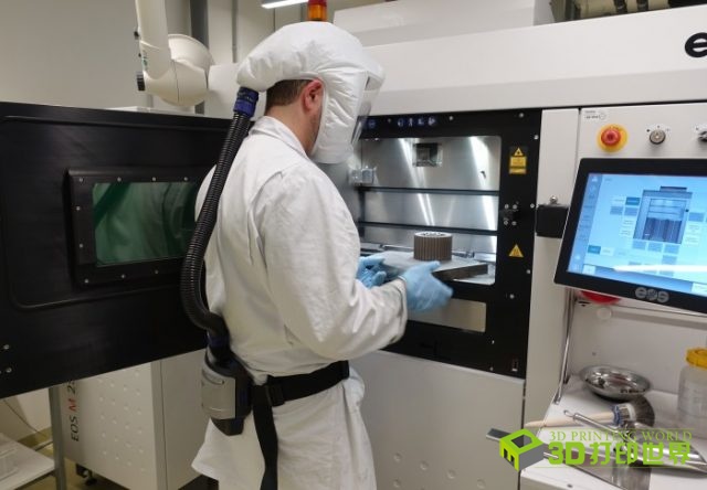 Heraeus_employee_taking_out_world_largest_3D_amorphous_metal_component_image_w700-640x444.jpg