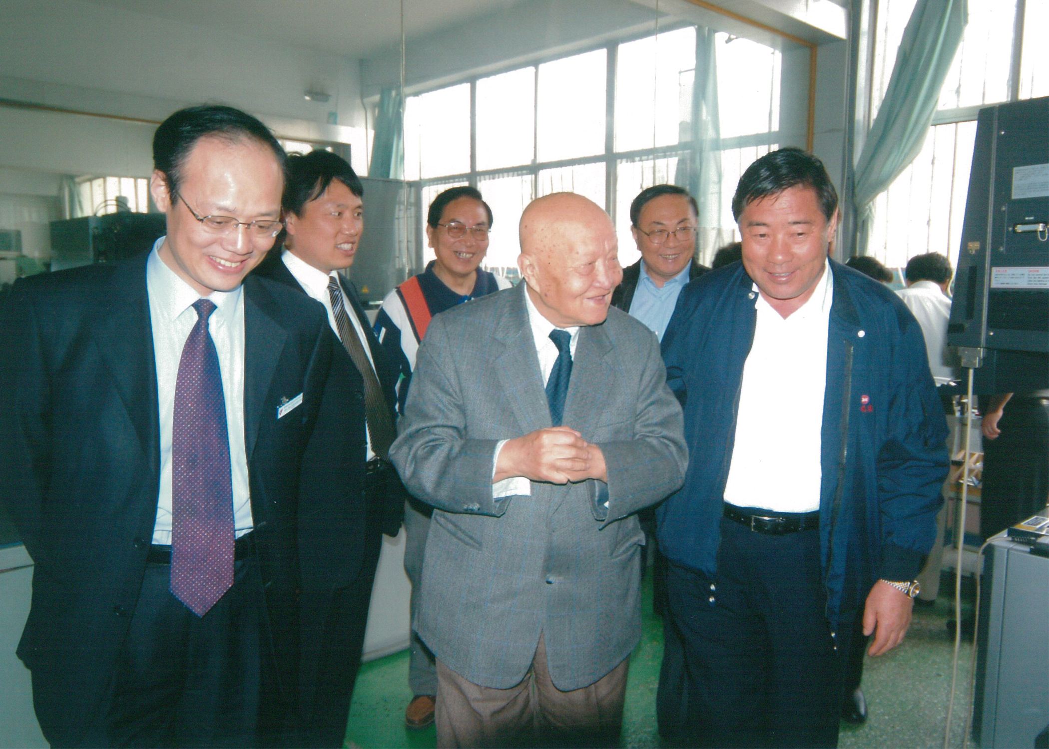 2005年,87岁的师昌绪参观光威碳纤维生产线